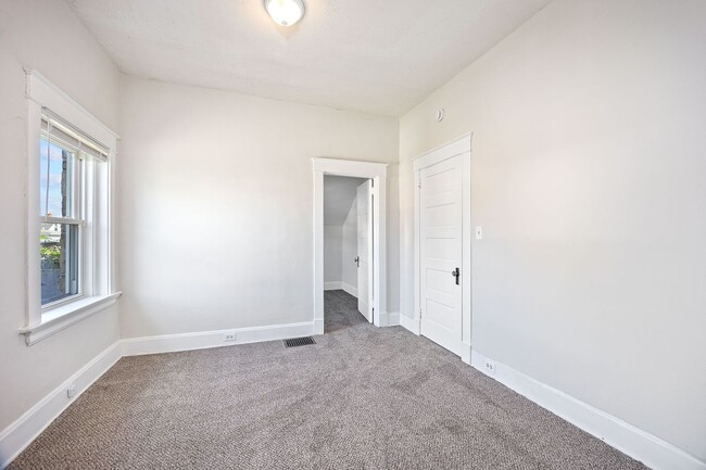 Building Photo - Evanston- Charming 3 bedroom 1 Bath