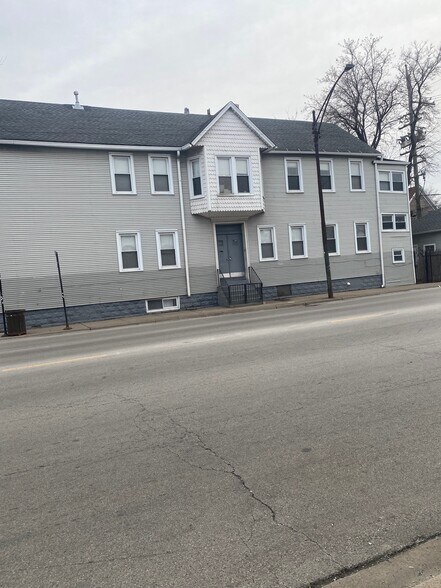 outside - 2305 W Fullerton Ave
