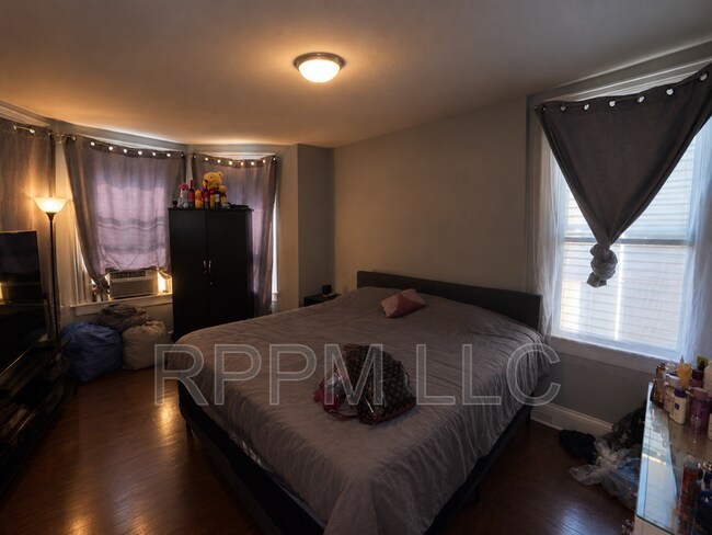 Building Photo - 512 56th St