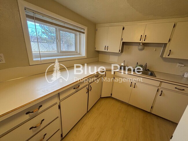 Building Photo - 660 1/2 Park Lane