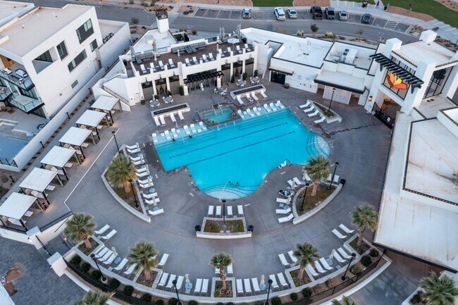 Building Photo - Desert Color Townhome!