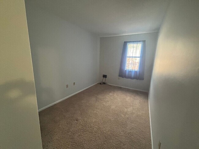 Building Photo - Charming 3 Bedroom 1.5 Bathroom Newport Ne...