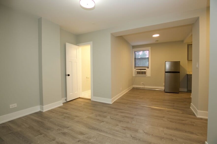 Building Photo - 545 W Belmont Ave