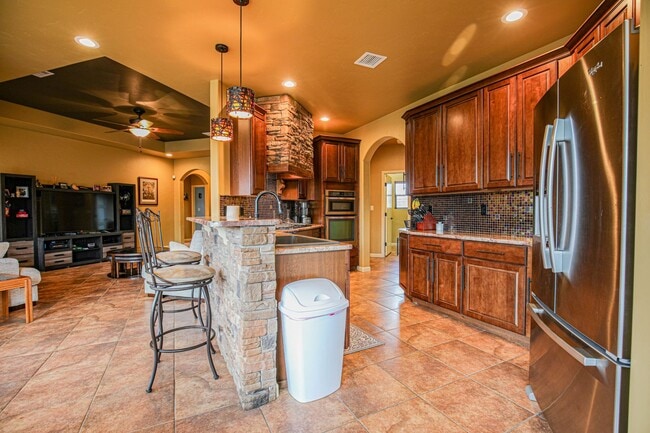 Building Photo - Beautiful 4 Bed 2 Bath - Dogs Allowed!