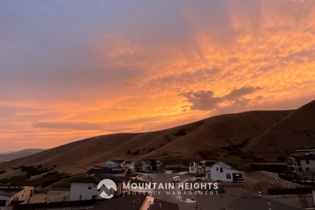 Building Photo - 5615 Valley View Rd