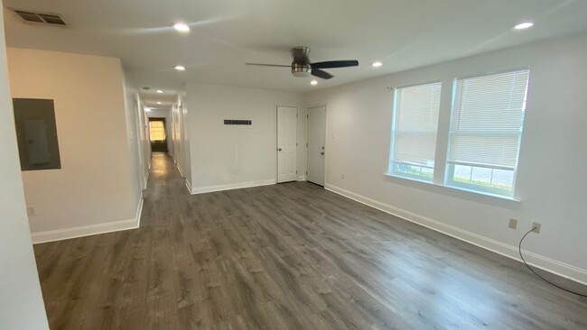 Building Photo - 4948 Laine Ave
