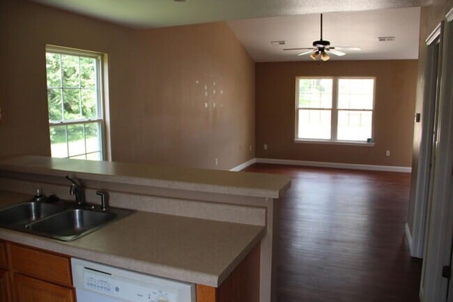 Building Photo - 1301 Robert Ray Dr