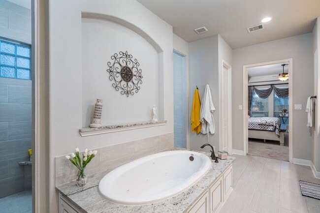 Building Photo - 10410 Southern Hawker