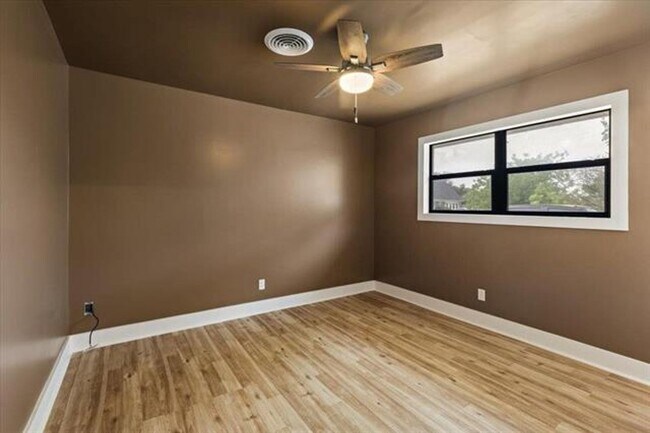Building Photo - 3 Bedroom, 1.5 Bath Beauty!