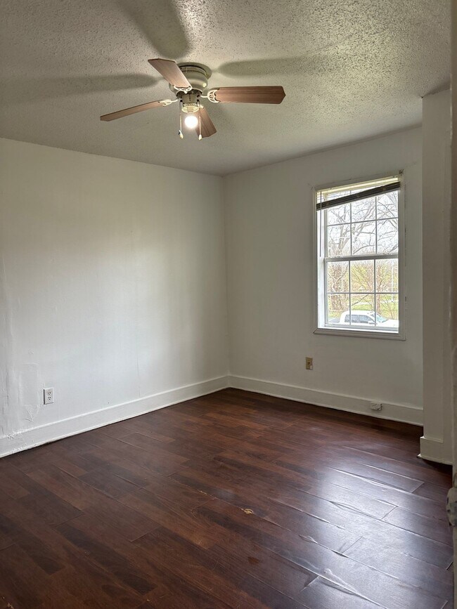 Building Photo - 1105 N McLemore Ave