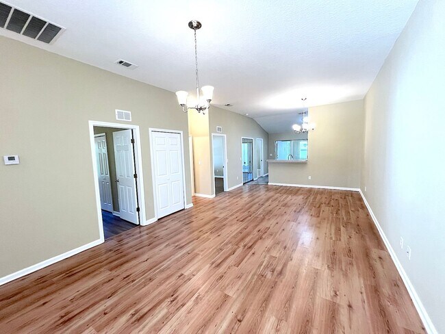 Building Photo - Huge 4 Bed 3 Bath 2 Car Townhome w FENCED YARD  for Rent!
