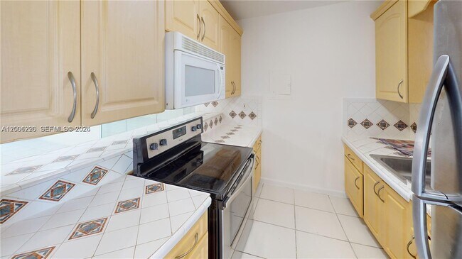 Building Photo - 160 SW 30th Ave