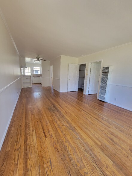 Primary Photo - 13644 Leadwell St