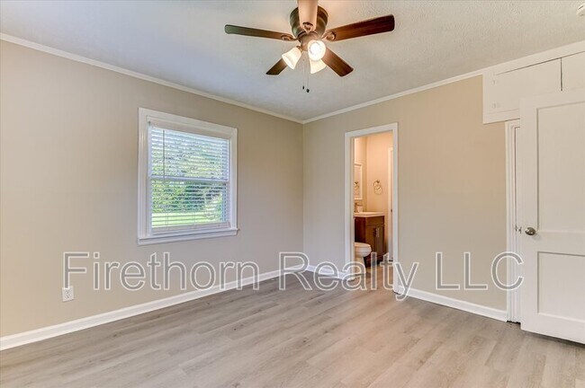 Building Photo - 924 Royalette Ave