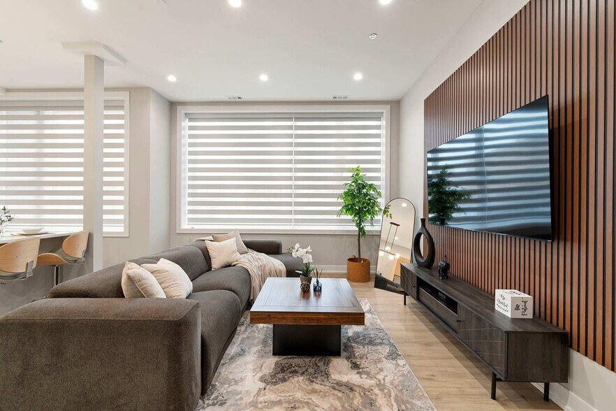 Building Photo - 801 S Western Ave