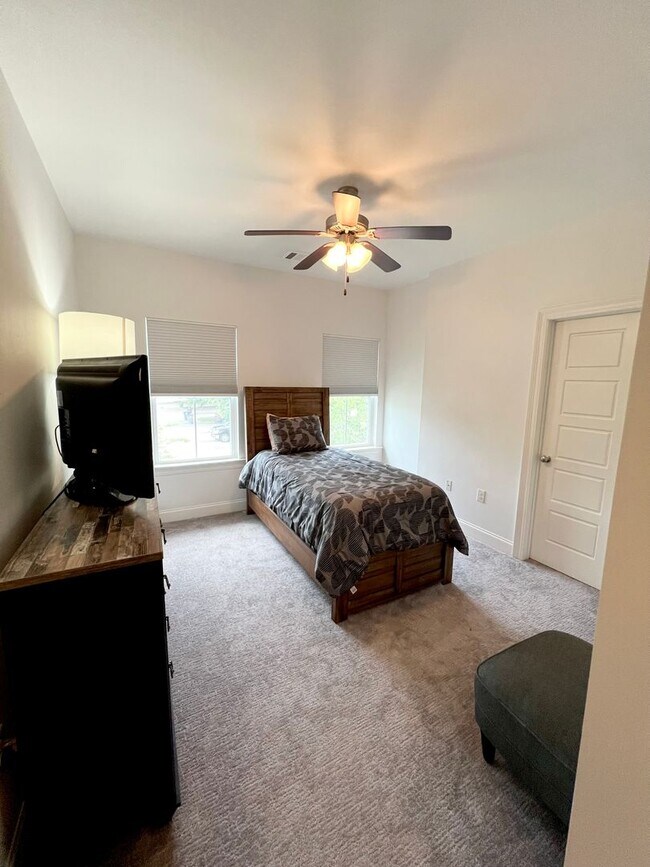 Building Photo - SPACIOUS 3 BEDROOM HOME WITH ALL UTILITIES INCLUDED