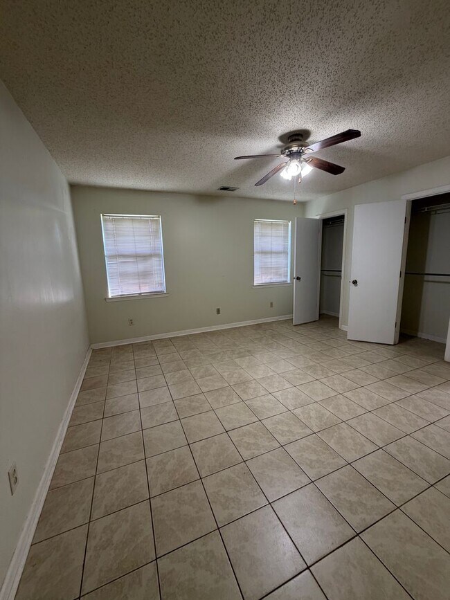 Building Photo - FOR RENT