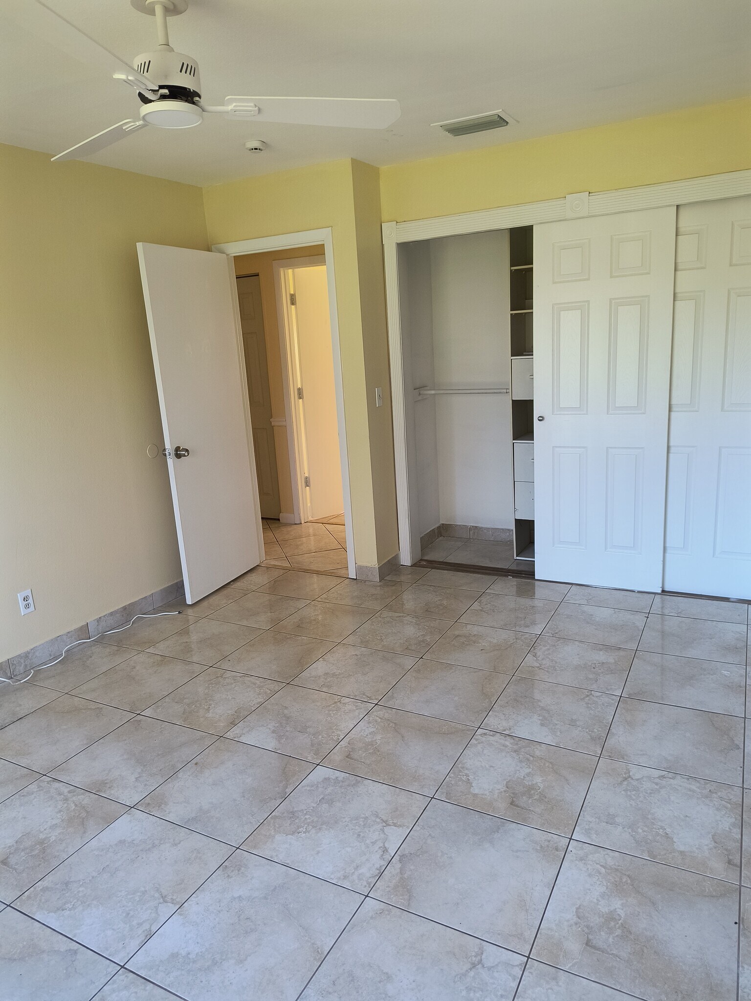 MASTER BEDROOM - 399 SE Oakridge Dr