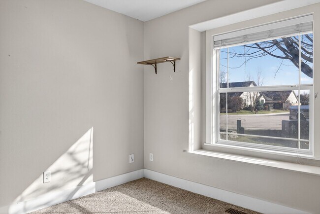 Building Photo - Spacious Home in Quiet Star Cul-de-Sac with Large Yard