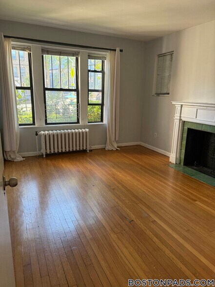 Building Photo - 452 Park Dr