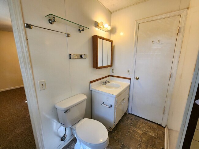 Building Photo - 3 bed 1 bath unit in duplex