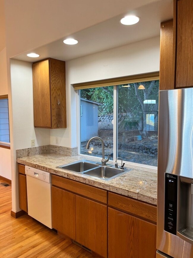 Building Photo - View Home in Poulsbo