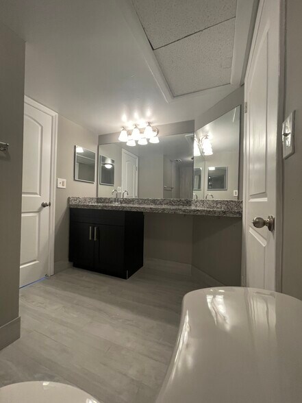 Building Photo - 2803 N Oakland Forest Dr