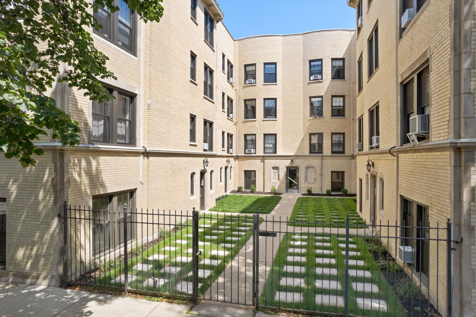 Building Photo - 1605 W Sunnyside Ave