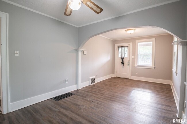 Building Photo - 4515 Drake Dr