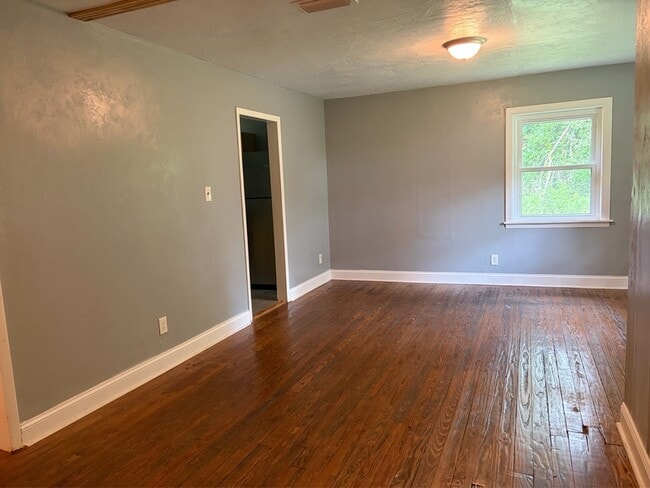 Building Photo - 733 Putnam Dr