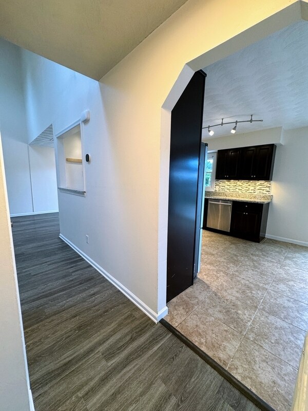 Building Photo - 3021 Glastonbury Dr