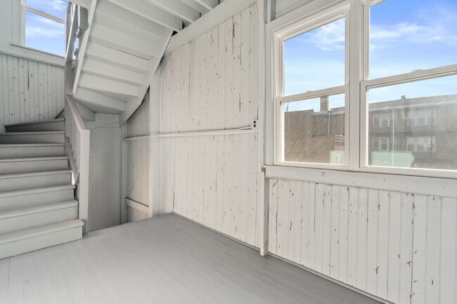 Building Photo - 1529 S Komensky Ave