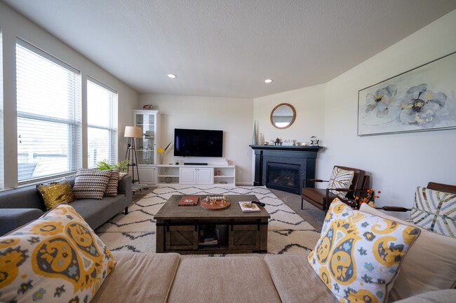 Building Photo - 5595 Queensland Ln N