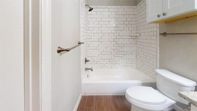 Building Photo - 302 Gilchrist Ave