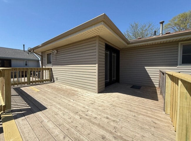 Building Photo - Beautifully Remodeled West Side Home | 3 Bedroom + Finished Basement Space