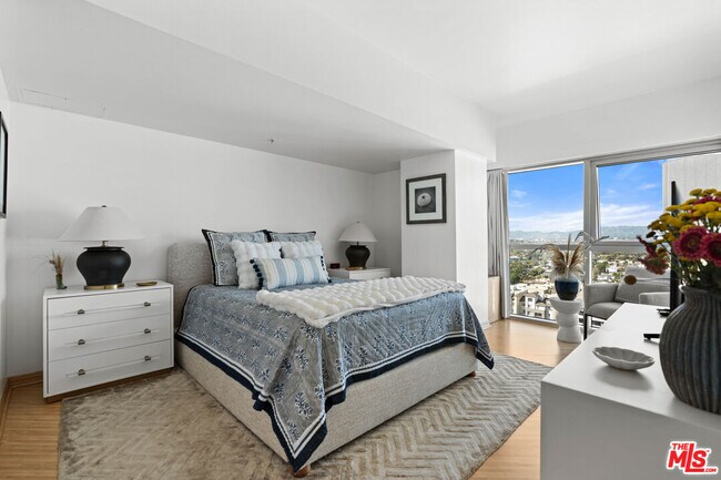 Building Photo - 13700 Marina Pointe Dr