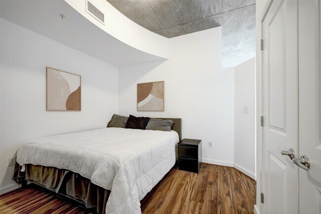 Building Photo - 5925 Almeda Rd