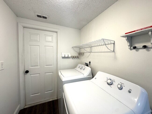 Building Photo - 402 Lark Ct