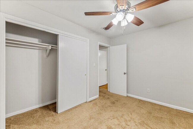 Building Photo - 103 S Chapel Dr