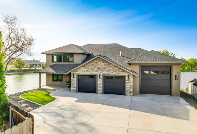 Building Photo - Stunning Large Custom Built Home On the Lake!