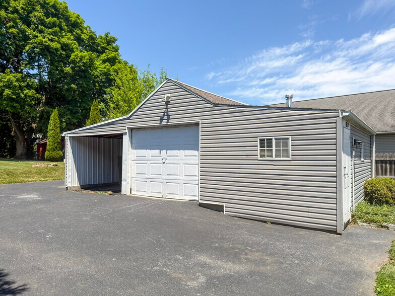 Building Photo - 247 S Reamstown Rd