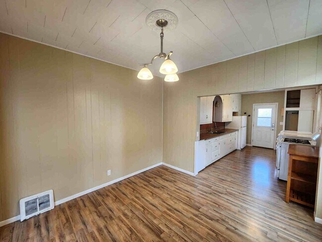 Building Photo - 2 Bed Duplex in Oshkosh, WI - Perfect for cozy living!