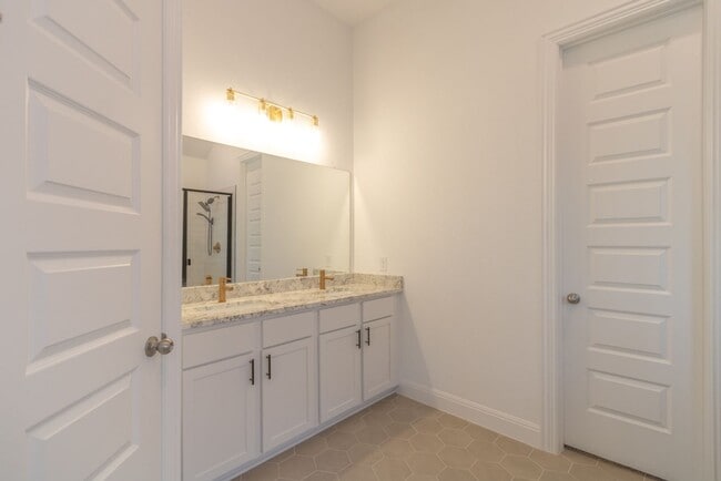 Building Photo - 124 Shagbark Trl