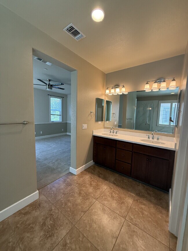 Building Photo - Gorgeous 4 Bed, 3.5 Bath End Unit Townhome in Perfect Dublin Location