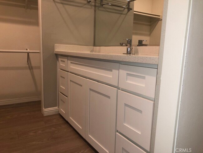 Building Photo - 21 Streamwood-