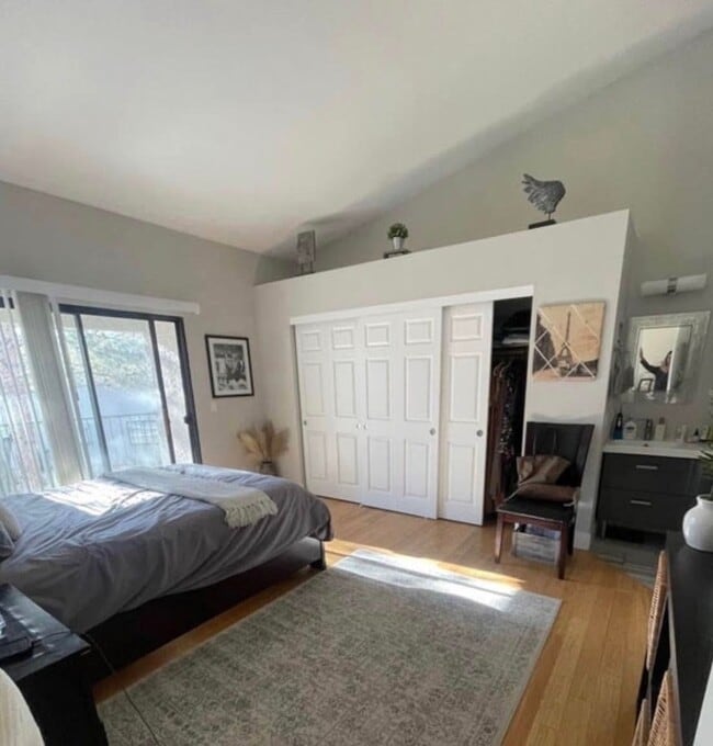 Building Photo - TOP FLOOR 2 BEDROOM FULLY FURNISHED CONDO