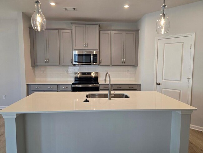 Building Photo - 3085 Cambridge Ml St