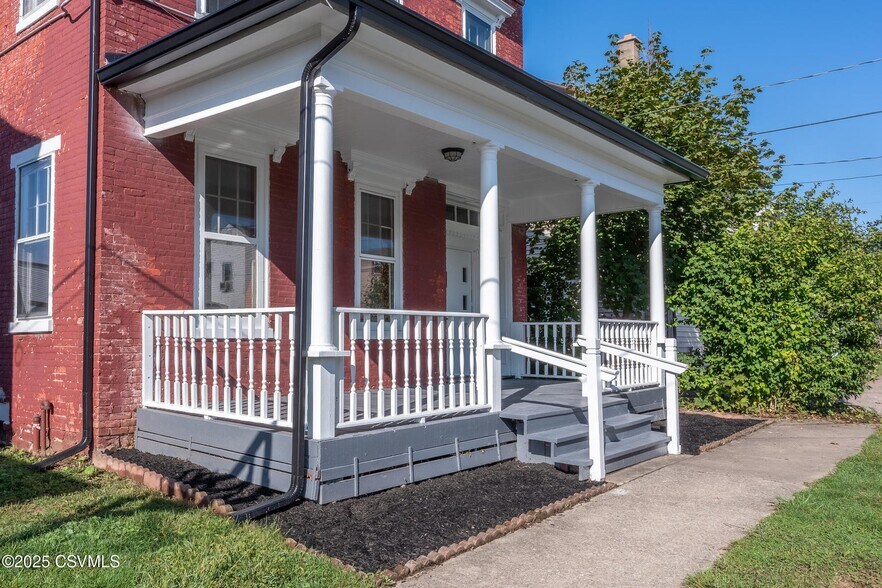 Building Photo - 934 Grand St