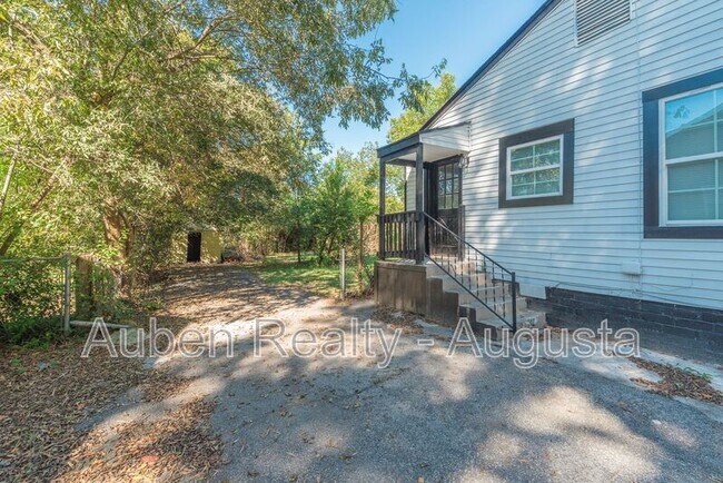 Building Photo - 2524 Rhodes Dr