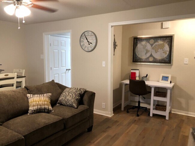 Building Photo - Move in Ready - 3 bedroom 2 bath 1 car garage